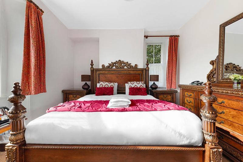Haselbury Mill 3*