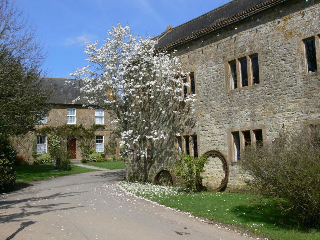 Haselbury Mill Hotel 3*